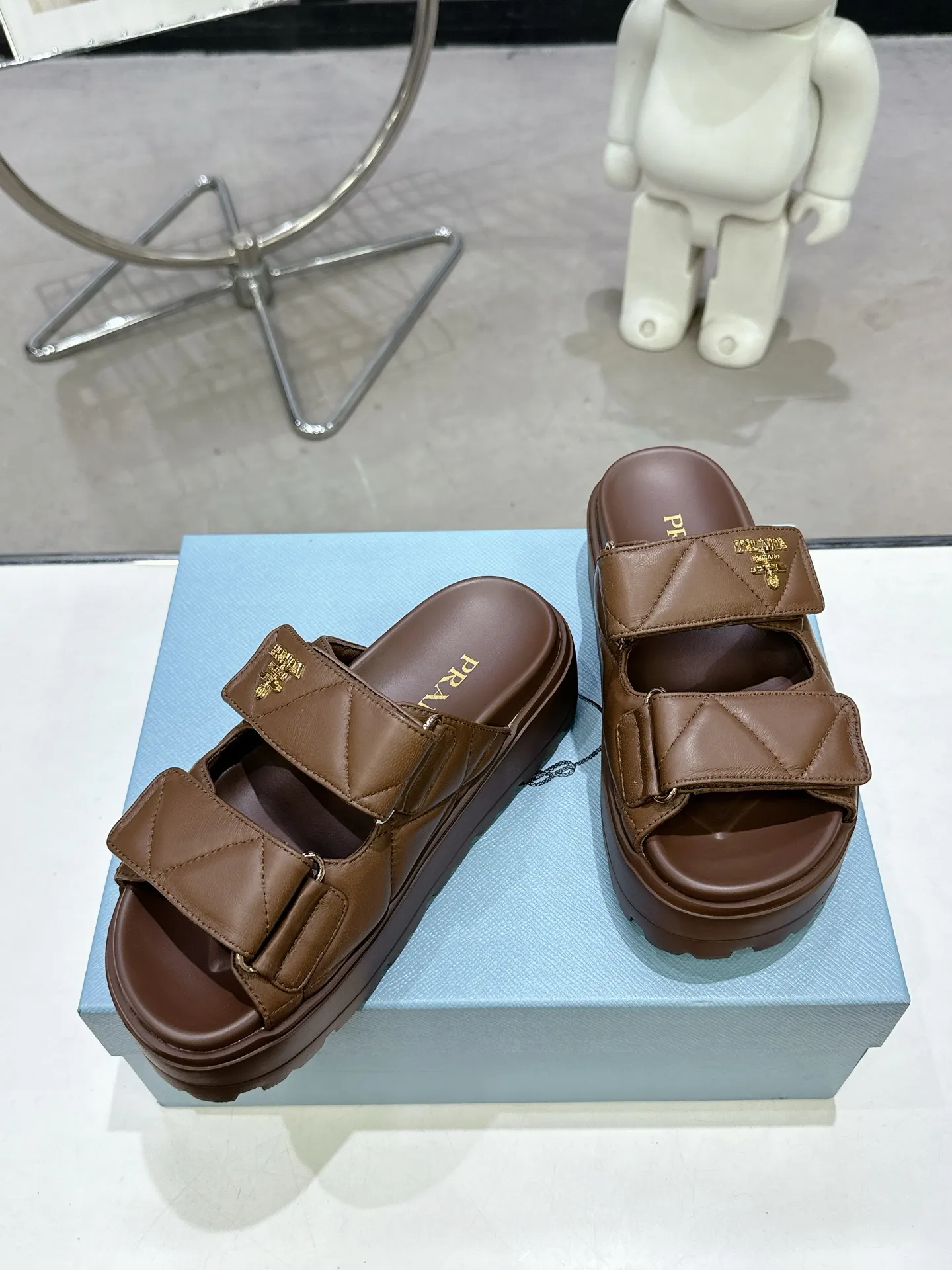 👟👟Ex-factory price 440👟👟 PRADA 2025 vs spring and summer popular sandals series... [Thick-soled double-button sandals] Original 1:1 customization, this year's most fashionable and popular retro British style, simple and elegant, all styles are good-looking, platform thick soles make you slimmer and taller, very comfortable, fashionable and versatile... Many Internet celebrities are on their feet. These platform round-toe thick-soled shoes are very popular this year. They can be worn (increased) for both leisure and leisure. ❶Material: Customized imported calf leather ❷Inner: Customized imported sheepskin ❸Outsole: Original molded ultra-light outsole ❹Sole thickness: 5.5cm ❺Number of yards: 35-40 ❻Packaging: Original full set of packaging ☀Color: Official website updated simultaneously